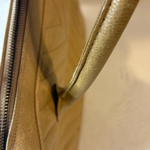 Chanel caviar skin v stitch handbag - Picture 8 of 8